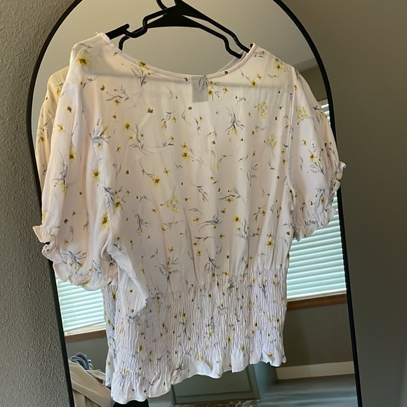 White top - Picture 2 of 3